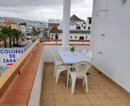 Foto de las terrazas con vistas al mar y a la ciudad de uno de los apartamentos.
