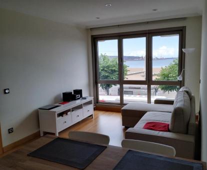 Foto de la sala de estar con vistas al mar desde en interior del apartamento.