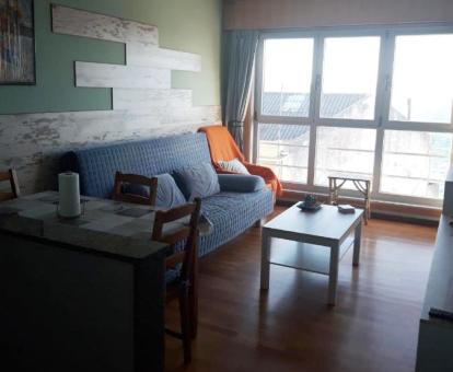 Foto de la sala de estar de este apartamento con vistas al mar.