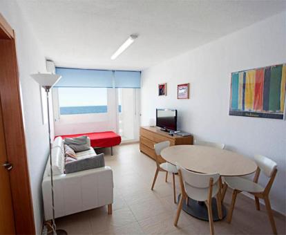 Foto de la sala de estar con vistas al mar de este apartamento.