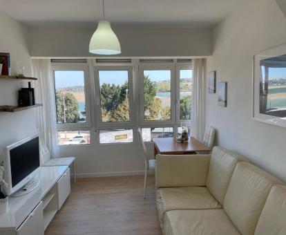 Foto de la sala de estar con vistas al mar de este apartamento.
