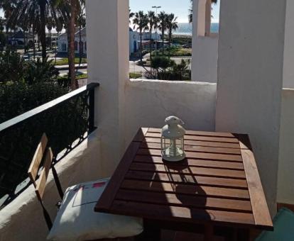 Foto de la terraza con comedor exterior y vistas al mar del apartamento.