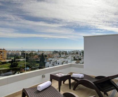 Foto de la terraza con vistas al mar de uno de los áticos de tres dormitorios.