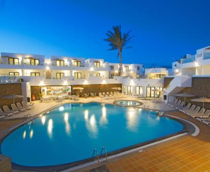 Foto de la piscina al aire libre disponible todo el año de este moderno hotel.