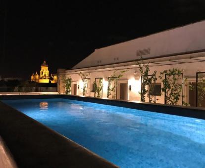 Foto de la piscina al aire libre disponible todo el año de este coqueto alojamiento.