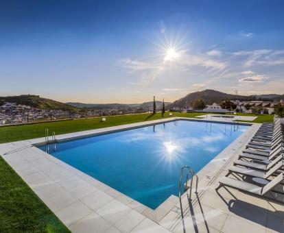 Foto de la piscina y solarium al aire libre con impresionantes vistas a los alrededores.