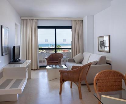 Foto de las instalaciones de este hotel con vistas al mar.