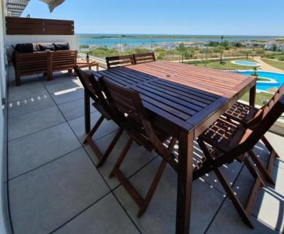 Foto de la terraza amueblada con vistas al mar del apartamento.