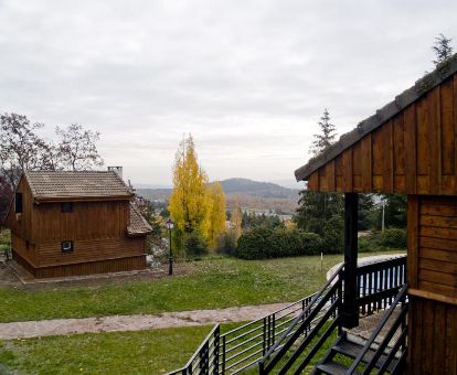 Bungalows independientes de madera con fabulosas vistas en este maravilloso hotel rural.