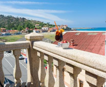 Foto del balcón con vistas al mar de una de las habitaciones.