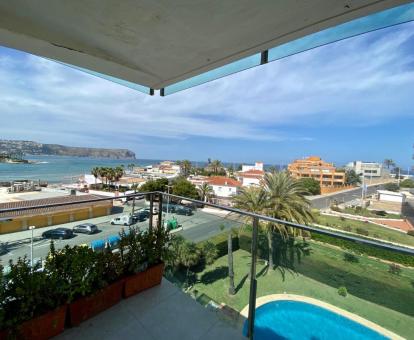 Foto de las instalaciones de este hotel con vistas al mar.
