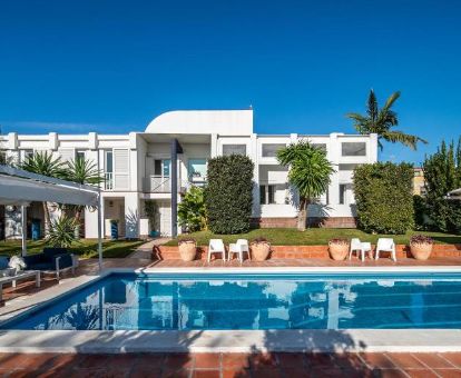 Edificio de este hotel solo para adultos con amplios jardines, piscina exterior y solarium.