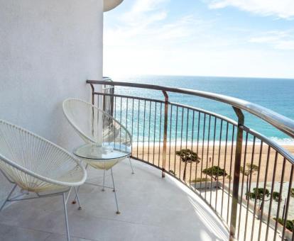 Foto de las instalaciones de este hotel con vistas al mar.