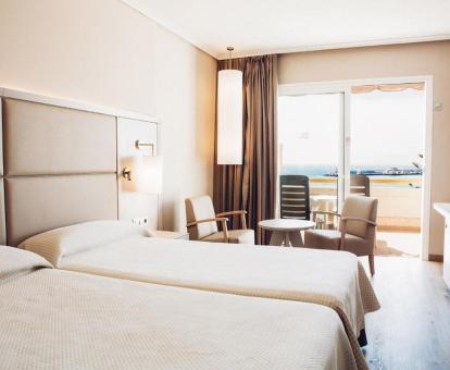 Foto de una de las habitaciones con vistas al mar de este hotel.