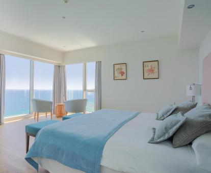 Foto de una de las alegres habitaciones con vistas al mar del hotel.