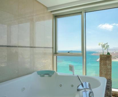 Foto de la bañera de hidromasajes con vistas al mar de la Suite Imperial.
