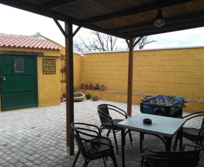 Foto del patio privado con comedor exterior y zona de juegos de la casa.