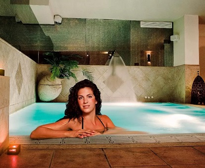 Foto de una mujer en el border la piscina en el spa del alojamiento Arte Vida Suites