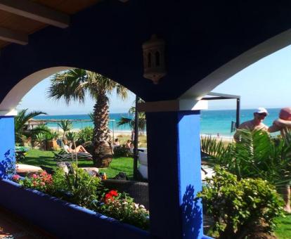 Foto del jardín con solarium y vistas al mar del hotel.