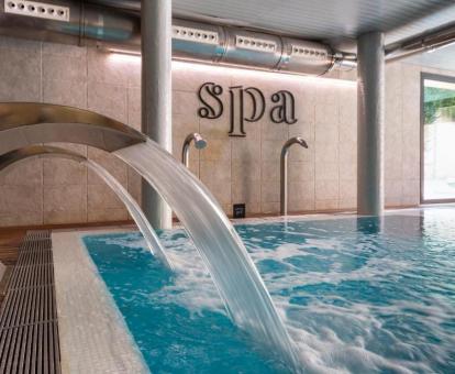 Foto de la piscina cubierta con elementos de hidroterapia del spa del hotel, disponible todo el año.