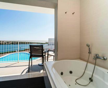 Foto de la bañera de hidromasajes con vistas al mar de la Suite del hotel.
