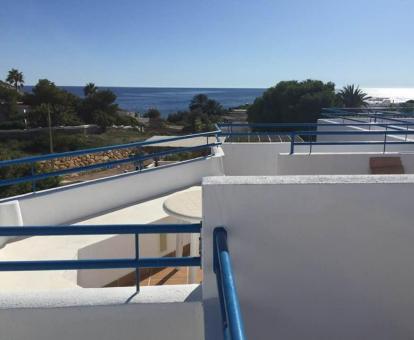 Foto de las instalaciones de este hotel con vistas al mar.