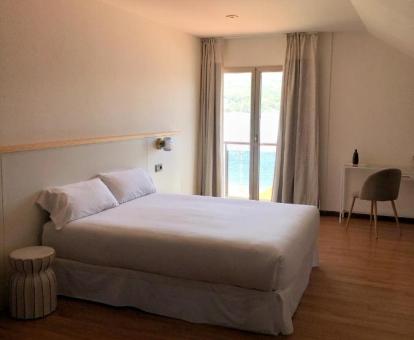 Foto de una de las habitaciones con vistas al mar.