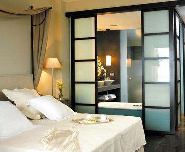 Foto de la habitación con bañera de hidromasaje del hotel asiático que hay en Finestrat