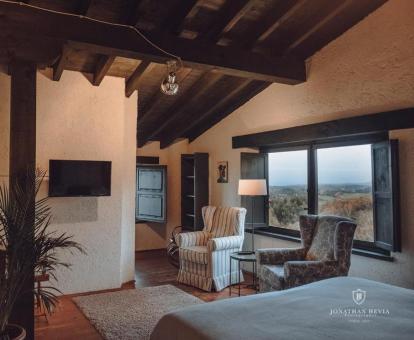 Foto de una de las habitaciones con vistas al mar y a la naturaleza del hotel.