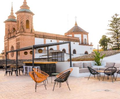 Hermosa terraza con vistas y mobiliario en este hotel solo para adultos.