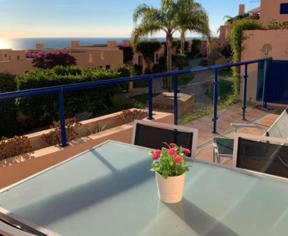 Foto de las instalaciones de este hotel con vistas al mar.