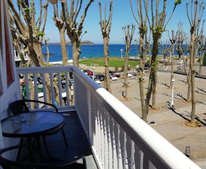 Foto de las instalaciones de este hotel con vistas al mar.