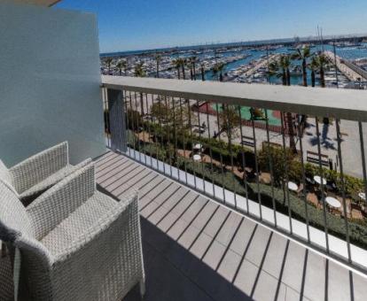 Foto de la terraza privada de la habitación doble con vistas al mar.