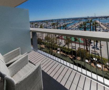 Foto de las instalaciones de este hotel con vistas al mar.