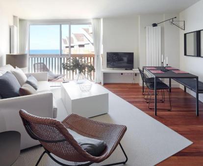 Foto de las instalaciones de este hotel con vistas al mar.