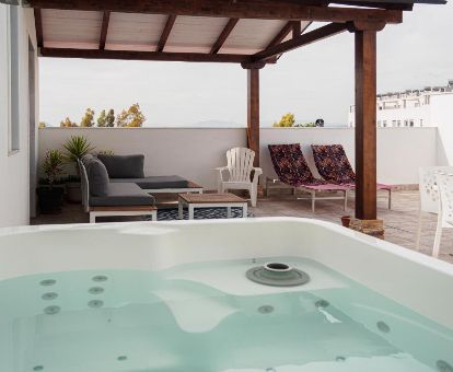 Terraza con jacuzzi privado de este apartamento independiente.