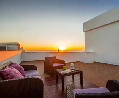 Foto de la terraza con vistas al mar del apartamento ático.