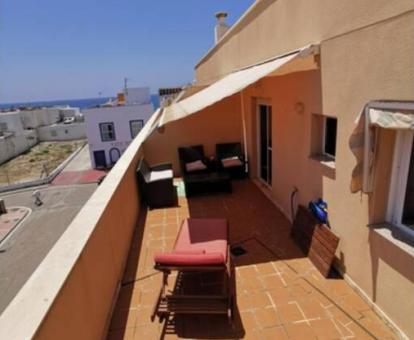 Foto de las instalaciones de este hotel con vistas al mar.