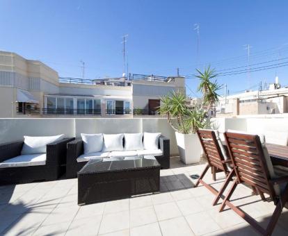 Foto de la terraza amueblada de este precioso apartamento ático.