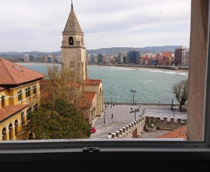 Foto de las vistas al mar desde una de ventanas del apartamento.