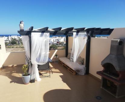 Foto de las instalaciones de este hotel con vistas al mar.