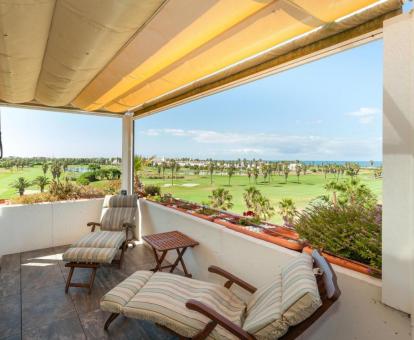 Foto de la terraza privada con mobiliario exterior y vistas al mar y a los alrededores.