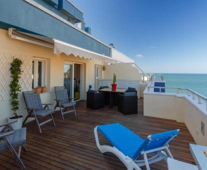 Foto de la terraza privada con mobiliario exterior y vistas al mar de este apartamento.