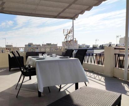 Foto de la terraza con vistas al mar y a la ciudad del apartamento.