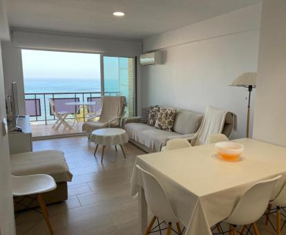 Foto de las instalaciones de este hotel con vistas al mar.