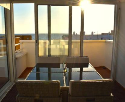 Foto de las instalaciones de este hotel con vistas al mar.