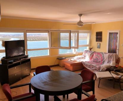 Foto de la sala de estar de este apartamento ático con vistas al mar.