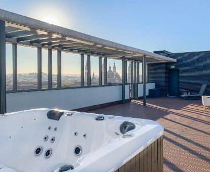 Terraza con un gran jacuzzi privado al aire libre y vistas de este maravilloso apartamento.