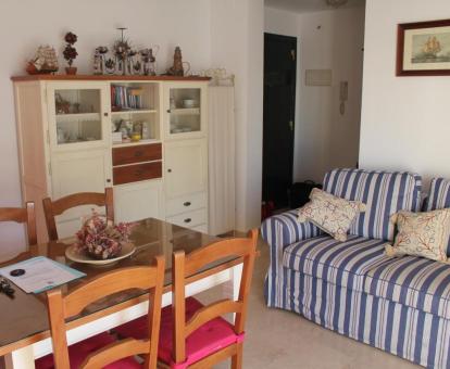 Foto del interior de este apartamento ático con vistas al mar.