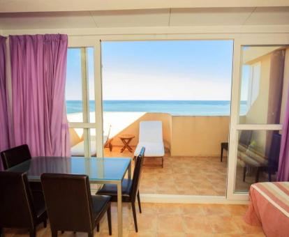 Foto de las instalaciones de este apartamento con vistas al mar.